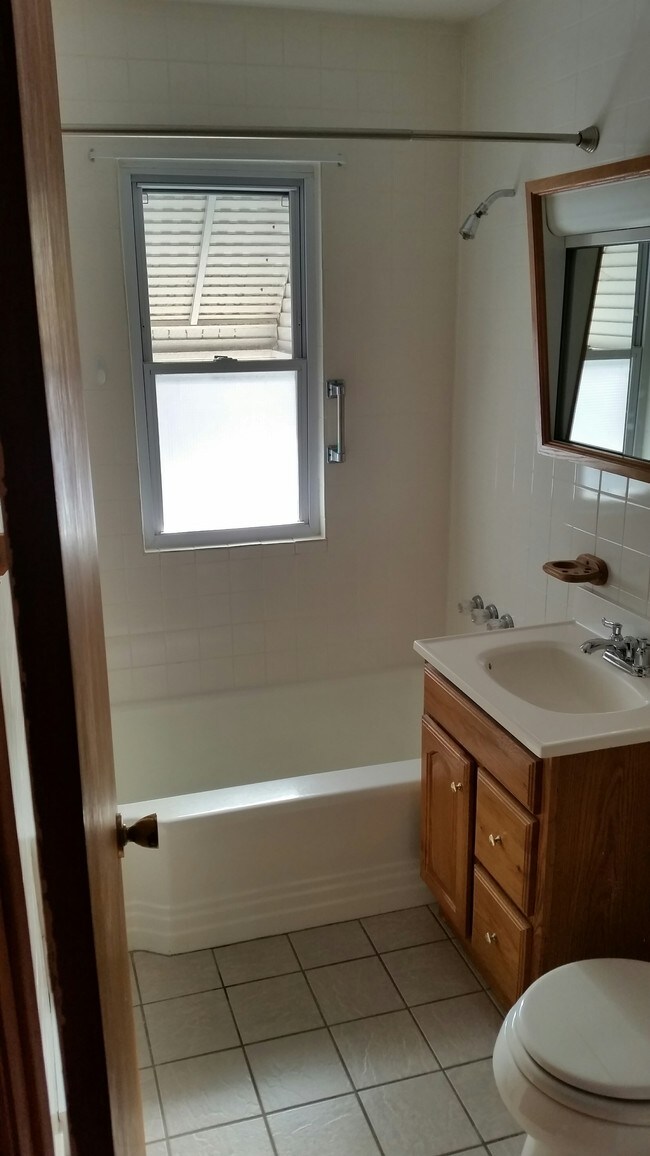 Bathroom - 5367 N Normandy Ave