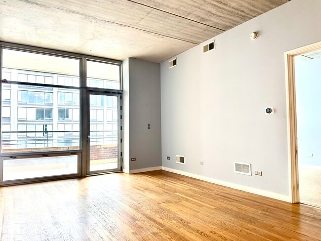 Building Photo - 5430 N Sheridan Rd