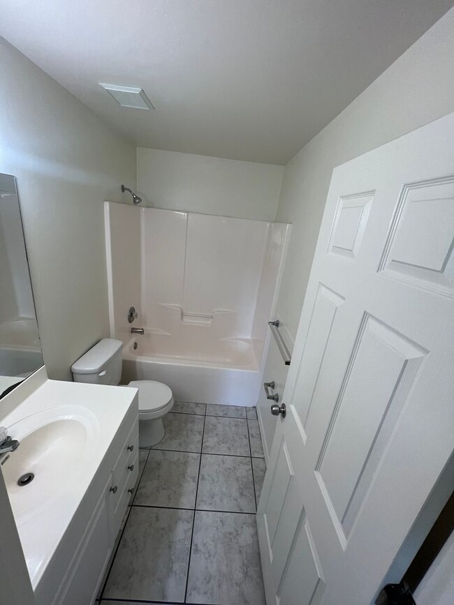 Foto del edificio - 3-Bedroom, 2-Bath Duplex with Screened Lanai & Included salt service and  Lawn Care