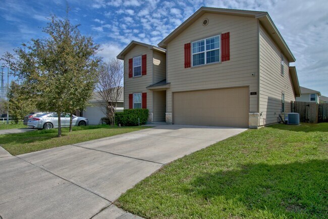 Foto del edificio - Spacious 4 Bedrooms and 3 Bathrooms Home