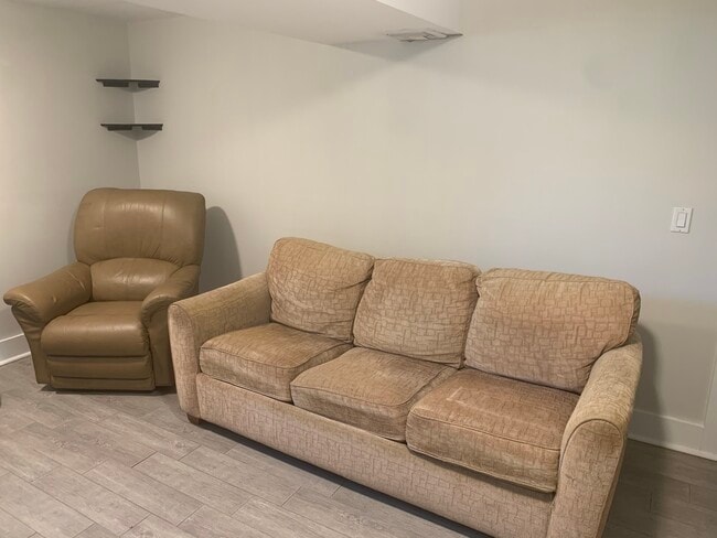 Main living space - 6 Waverly Pl