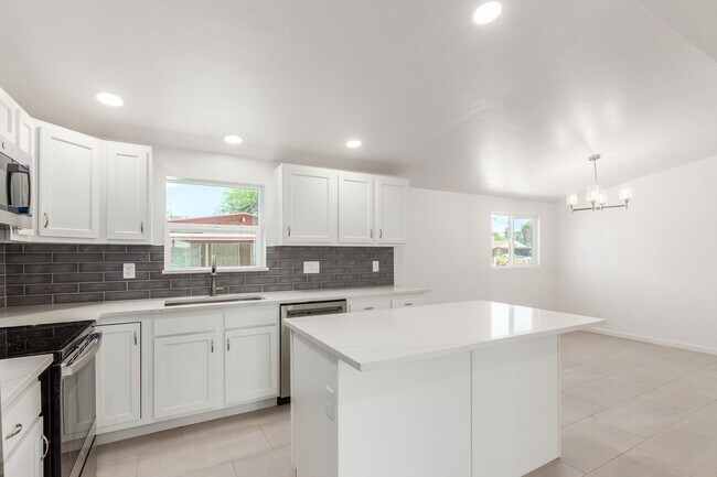 Foto del edificio - 2110 N Highland Ave