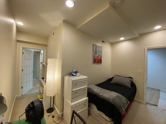 Foto del edificio - 5102 Warren Plz NW