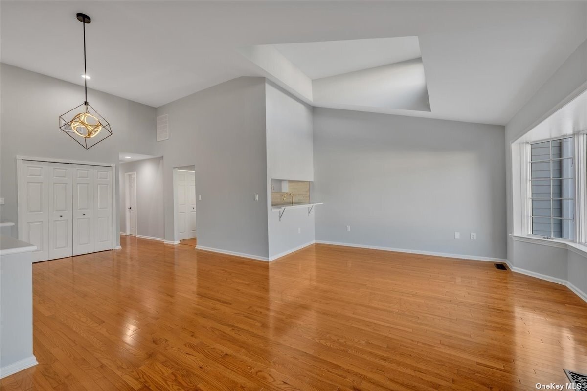 240 6 Oak Park Dr, Queens, NY 11362 Condo for Rent in Queens, NY