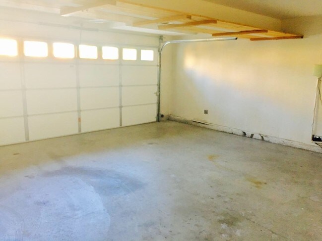 Building Photo - 2 Walnut Dr