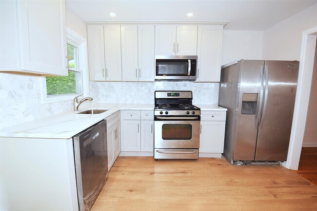 Foto del edificio - 242 Clinton Rd