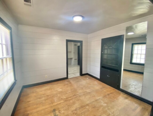 Building Photo - Available Now - 2 bed 1 bath near Texas Te...