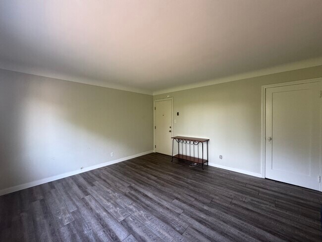 Photo du bâtiment - 1 Bedroom 1 Bathroom!