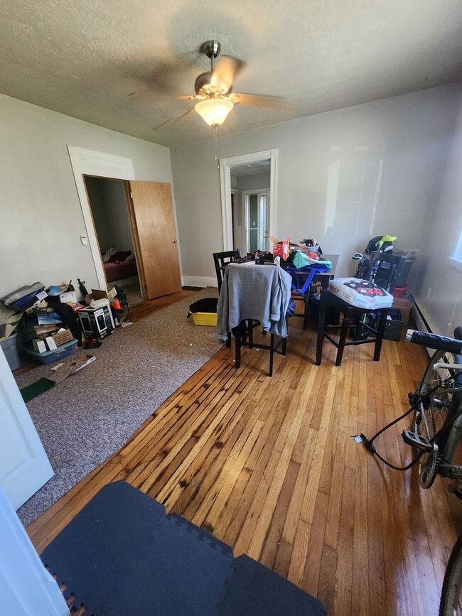 Foto del edificio - Upper 3 bedroom on east side