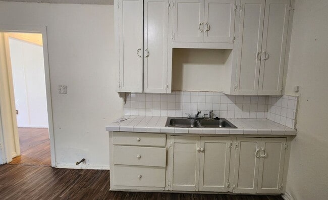 Building Photo - 2 bed 1 bath with laundry room