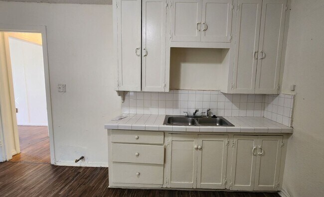 Foto del edificio - 2 bed 1 bath with laundry room