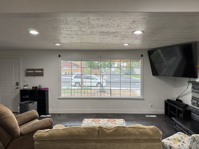 Building Photo - 883 E Sego Lily Dr