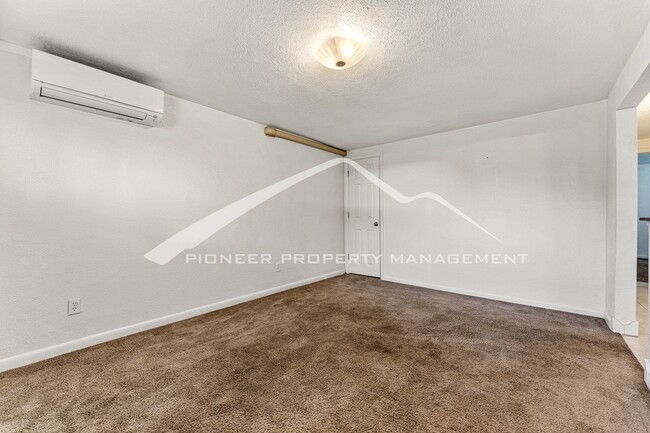 Building Photo - Spacious Lower Unit With In-Unit Washer/Dr...