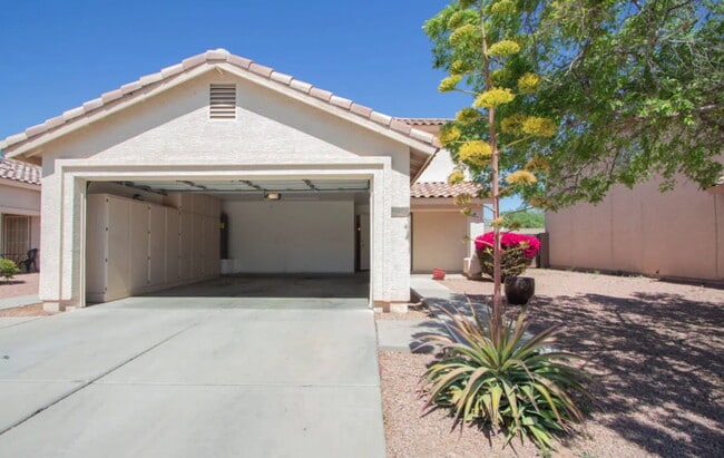 Building Photo - 13002 W Paradise Dr