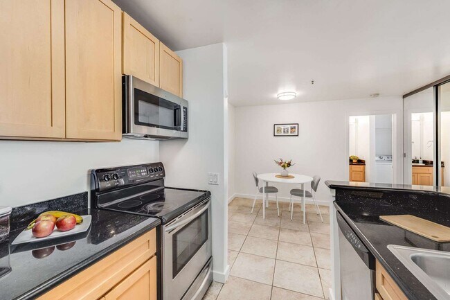 Foto del edificio - 6400 Christie Ave
