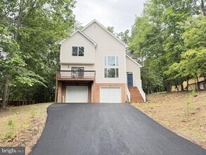 Building Photo - 1234 Lakeview Dr