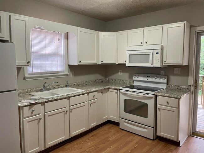 Building Photo - 3826 Dyches Rd