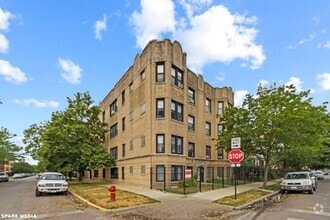 Building Photo - 3606 W Dickens Ave