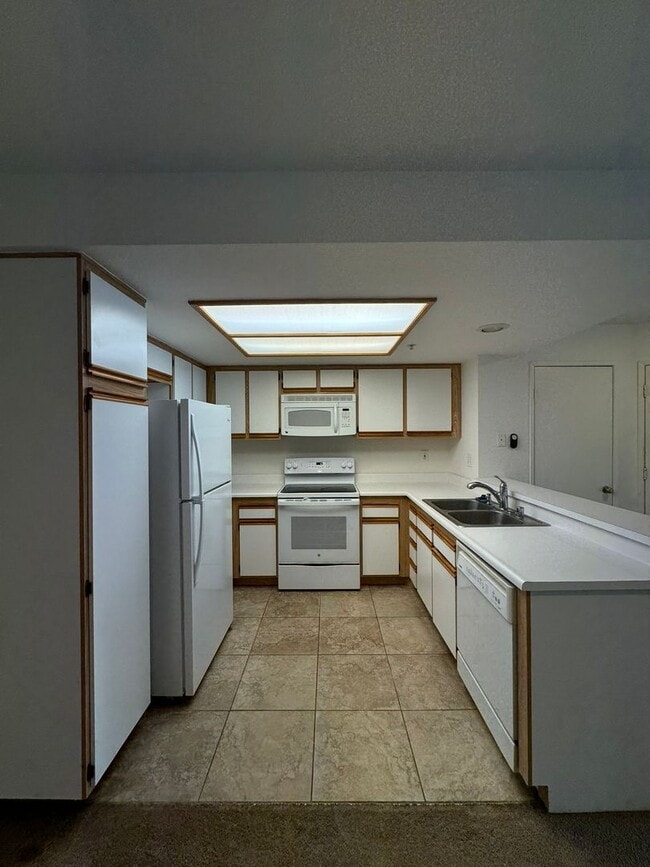 Foto del edificio - 1 Bed Condo with Garage & Balcony in Orange