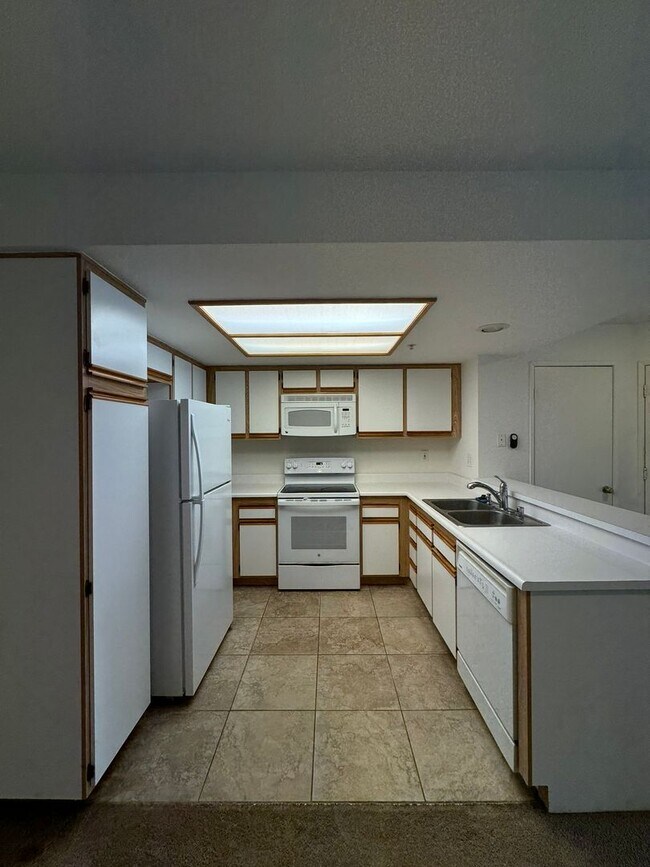 Building Photo - 1 Bed Condo with Garage & Balcony in Orange