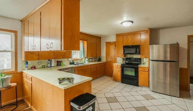 Spacious Kitchen - 1602 N 17th St