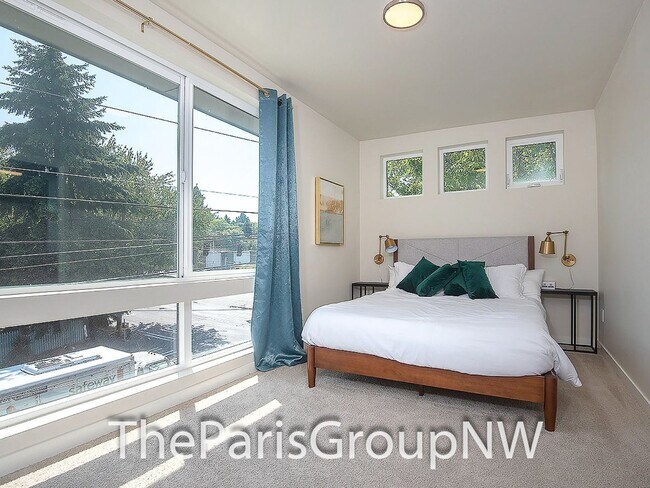 Building Photo - Modern Madrona 3BR TH * A/C!!* Big Open Sp...