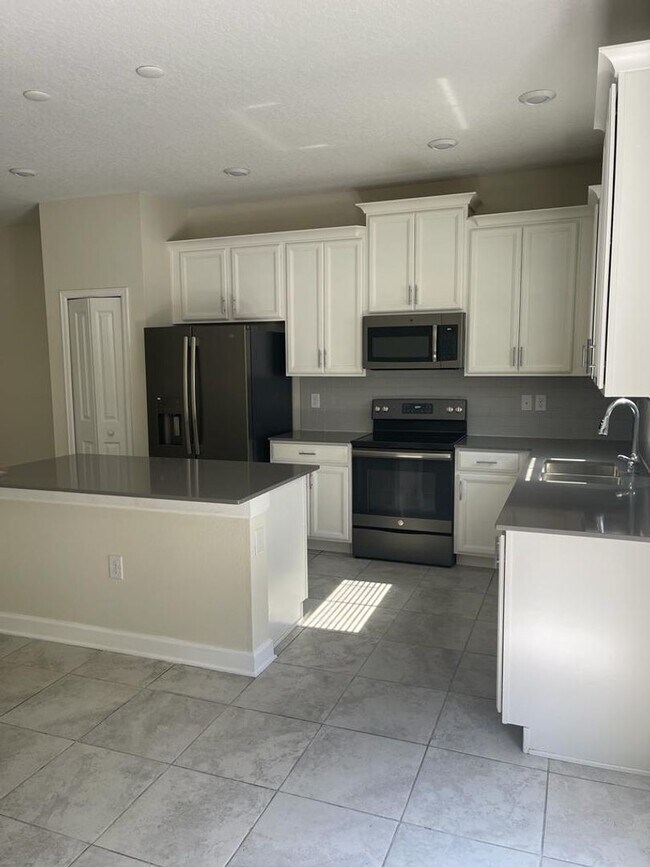 Foto del edificio - 3 Bed 2.5 Bath Townhouse