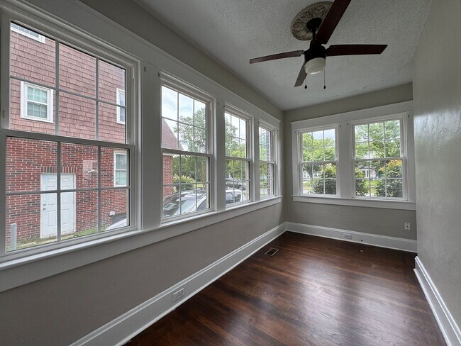 Foto del edificio - Welcome to this charming home in Portsmout...