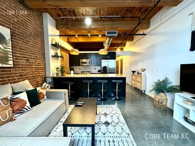 Building Photo - 408 W 8th St