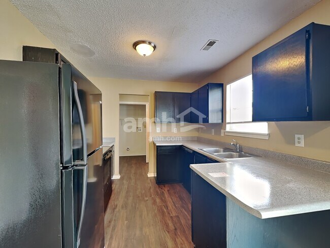 Foto del edificio - 7650 Scatter Woods Ln