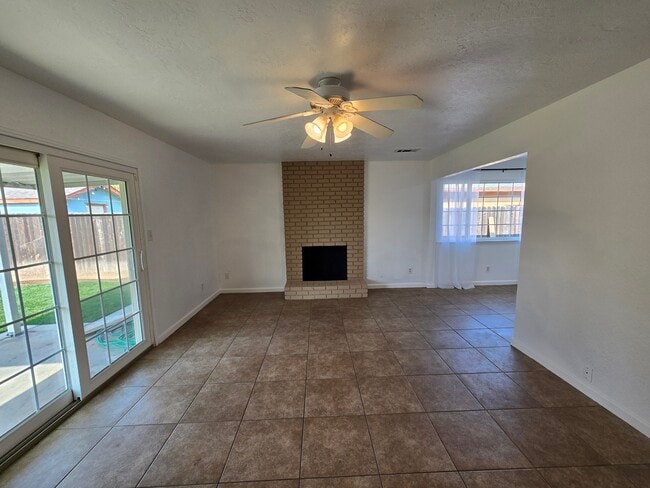 Living room - 4577 N Lorna Ave