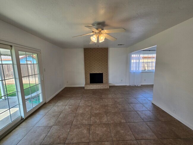 Sala de estar - 4577 N Lorna Ave