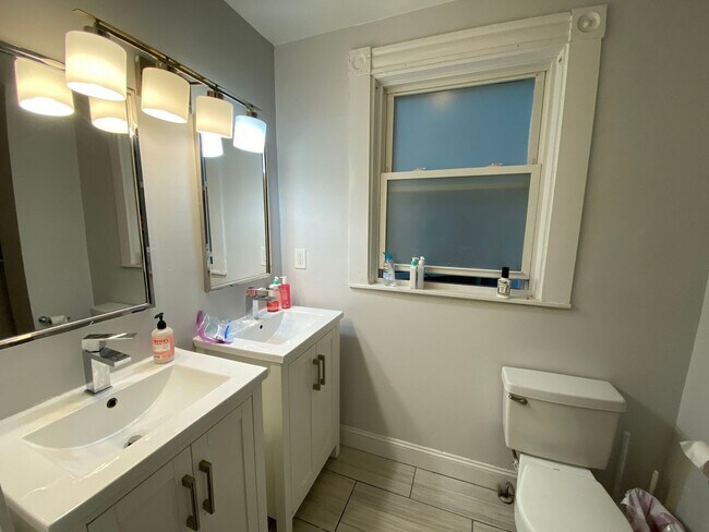 Building Photo - Central Mission Hill Location. Laundry on ...