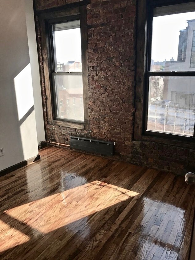 Building Photo - 645 E 11th St