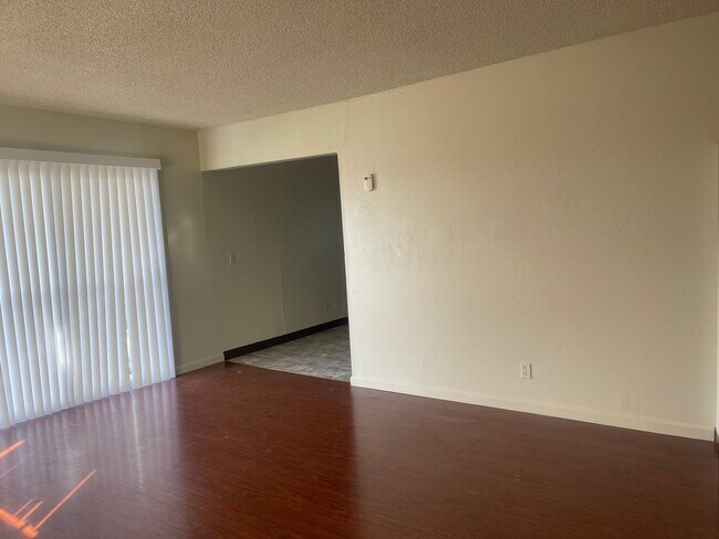 Foto del edificio - 2 BED/1 BATH - END UNIT WITH CITY VIEW & PET FRIENDLY