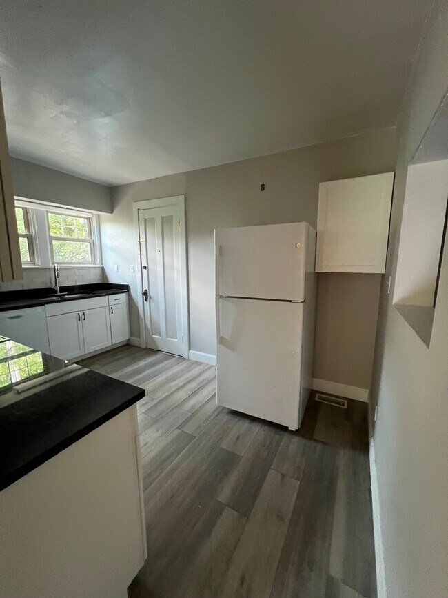 Building Photo - 4038 Clifton Ave