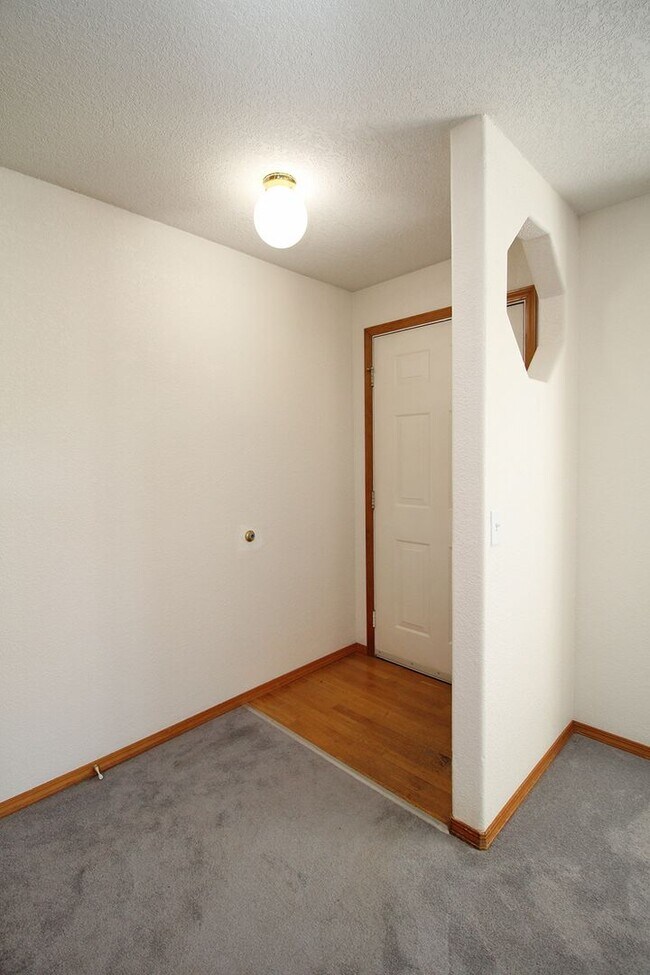 Building Photo - Central Aloha 3 Bedroom/2 Bath One-Level H...