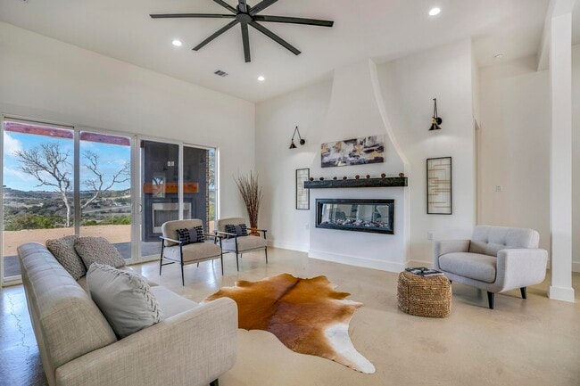 Building Photo - 585 Scenic Hls Ct