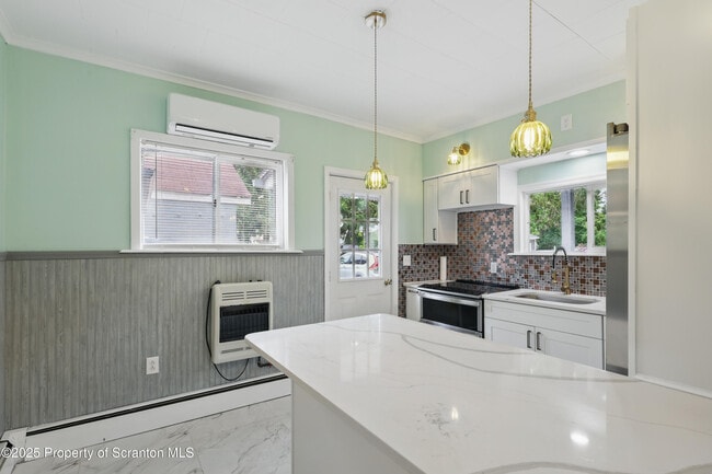 Building Photo - 1638 Sanderson Ave