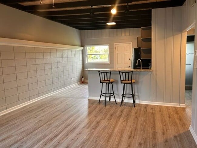 Building Photo - Renovated 2/1 Homestyle Duplex with 1 Car ...