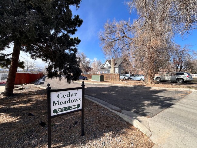 Building Photo - $0 DEPOSIT OPTION. COZY 2-BEDROOM CONDO WI...
