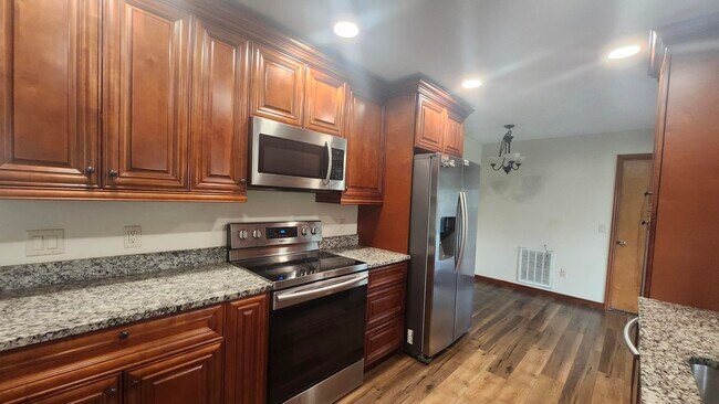 Building Photo - 805 SE Cavern Ave