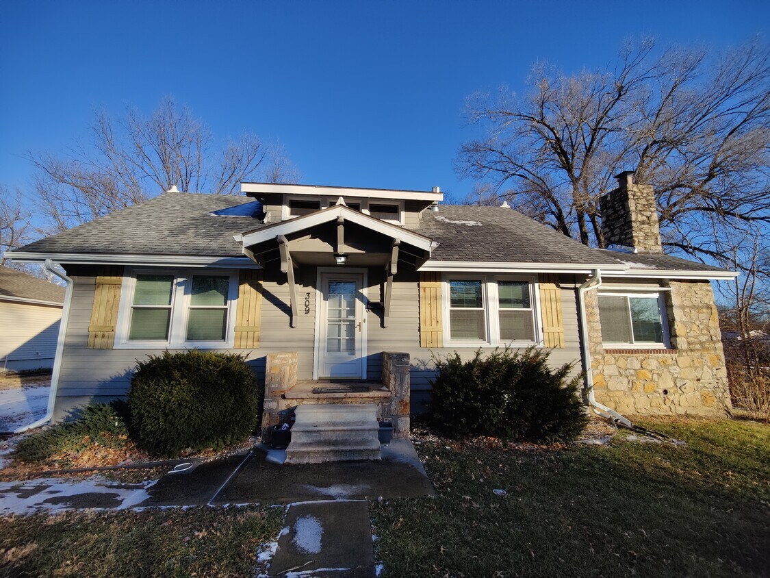 Primary Photo - 309 NE Grand Ave