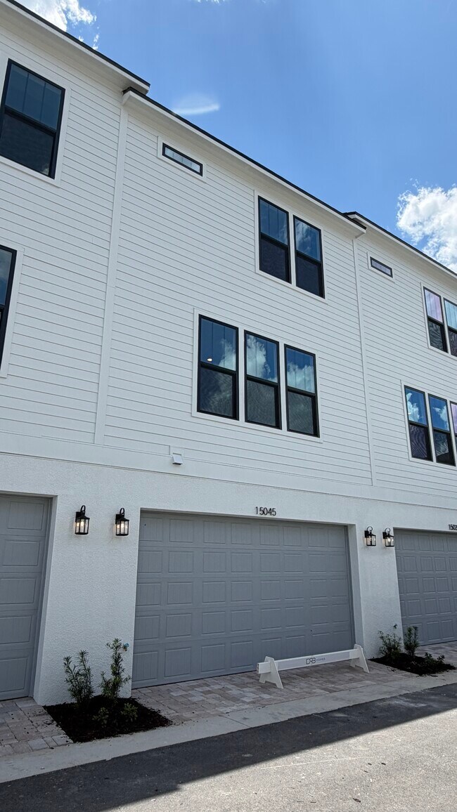 Foto del edificio - 15045 Groveside Rd