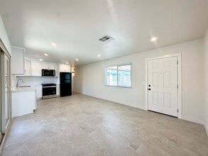 Building Photo - 561 Desert View Dr