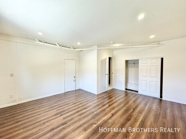 Foto del edificio - 1023 Larch St