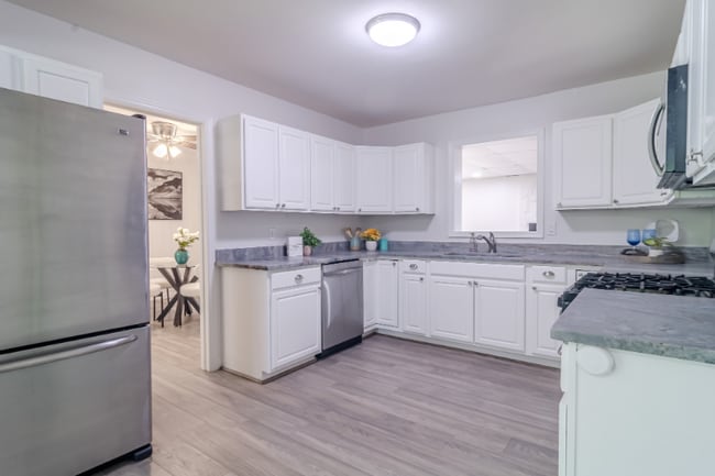 Building Photo - 317 Community Dr
