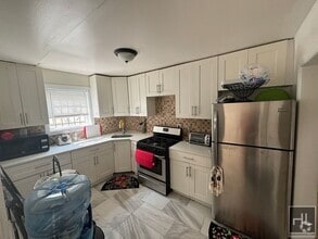 Building Photo - BROOKHAVEN AVENUE - ROOM RENTAL