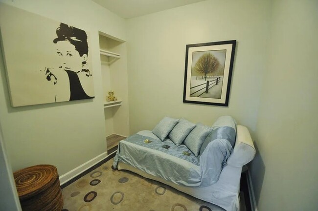 Office/small bedroom - 1810 S Throop St