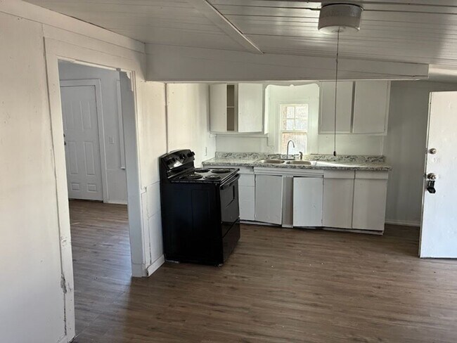 Foto del edificio - 105 E Bond St